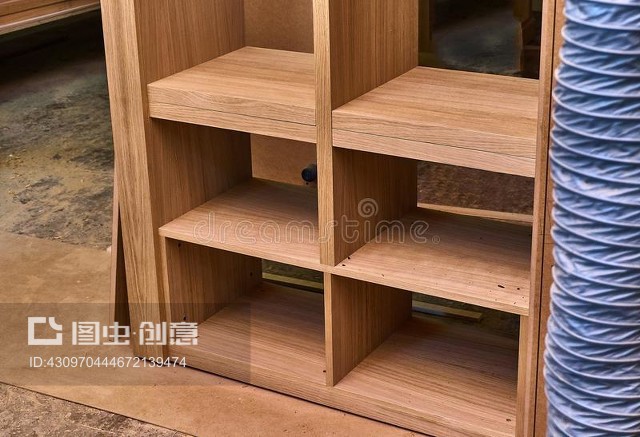 由MDF和橡木饰面制成的衣柜。木材生产细节Wardrobe made of MDF and oak veneer. Details wood production